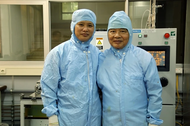 GS, TS khoa học Thân Đức Hiền (người bên phải) trong phòng thí nghiệm của Viện Đào tạo quốc tế về khoa học vật liệu. Ảnh: LOAN LÊ