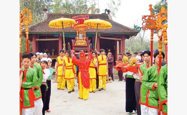 Thầy mo thực hành nghi lễ tại lễ hội đồng bào dân tộc Mường. 