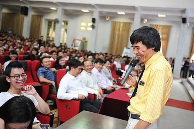 TS. Lê Thẩm Dương (bên phải) giao lưu, trao đổi với các bạn sinh viên trẻ tại Đại học Thương mại Hà Nội.