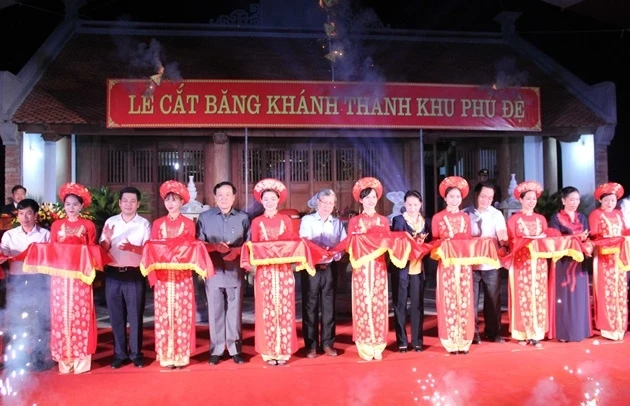 Các đồng chí lãnh đạo Đảng, Nhà nước cắt băng khánh thành khu Phủ Đệ trong khu di tích A Sào, Thái Bình.