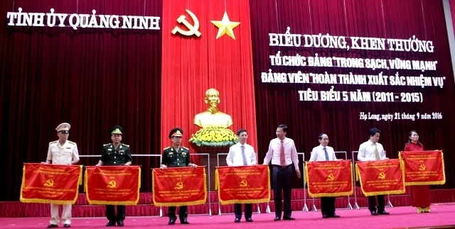 Tỉnh ủy Quảng Ninh tặng cờ cho 7 đảng bộ, chi bộ trực thuộc.