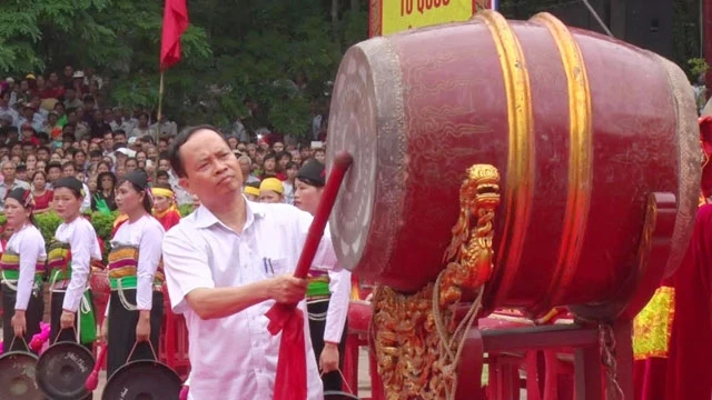 Lãnh đạo tỉnh Thanh Hóa nổi trống khai hội Lam Kinh 2016.