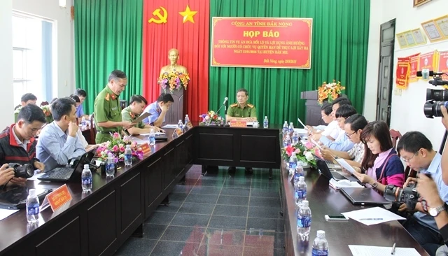 Công an tỉnh Đác Nông họp báo thông tin về vụ việc bắt Trần Minh Lợi và các bị can liên quan đến vụ việc đưa và nhận hối lộ.