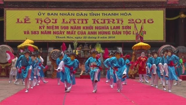 Điệu múa, diễn trò tại lễ hội Lam Kinh 2016.