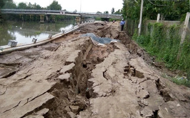 Sạt lở tại bờ kè sông Bảo Định (Tiền Giang). Ảnh: NHẬT TRƯỜNG