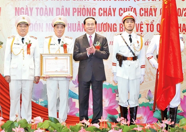 Chủ tịch nước Trần Đại Quang trao Huân chương Bảo vệ Tổ quốc hạng nhất tặng Cục Cảnh sát phòng cháy, chữa cháy. Ảnh: NHAN SÁNG (TTXVN) 