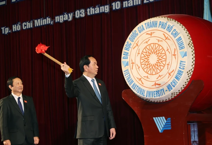 Chủ tịch nước Trần Đại Quang đánh trống khai khóa. 