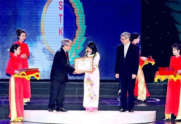 Cô giáo Mai Thị Bích Nguyện nhận giải nhất tại Hội thi sáng tạo kỹ thuật toàn quốc lần thứ XIII.