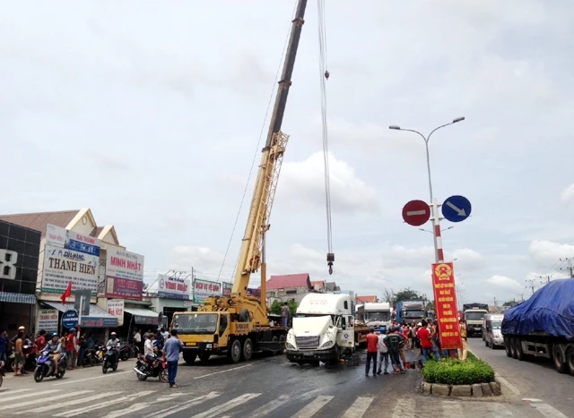 Một vụ tai nạn trên quốc lộ 51 khiến giao thông bị ùn tắc nhiều giờ.