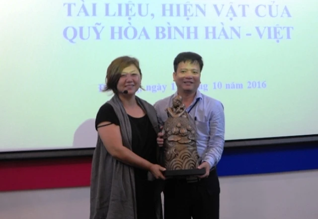 Đại diện Qũy Hòa bình Hàn – Việt trao tặng bảo tàng Đà Nẵng tượng Pieta Việt Nam - Lời ru cuối cùng