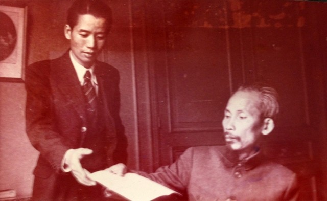 Luật sư Vũ Trọng Khánh được Chủ tịch Hồ Chí Minh tin tưởng giao nhiệm vụ khởi thảo Hiến pháp nước Việt Nam Dân chủ Cộng hòa năm 1946.