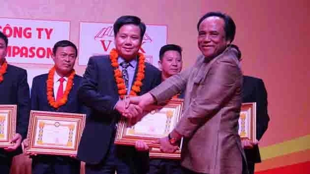 Doanh nhân Việt nhận bằng khen của Hội đồng Công nghiệp và Thương mại Lào nhờ có thành tích xuất sắc. (Ảnh: Xuân Sơn)