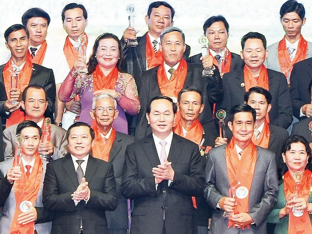 Chủ tịch nước Trần Đại Quang trao danh hiệu "Nông dân Việt Nam xuất sắc" tặng các cá nhân tiêu biểu. Ảnh: NHAN SÁNG (TTXVN)