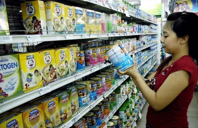Rất nhiều chủng loại sữa công thức đang được giới thiệu trên thị trường, lấn át cả sữa mẹ. Ảnh: Mai Thanh