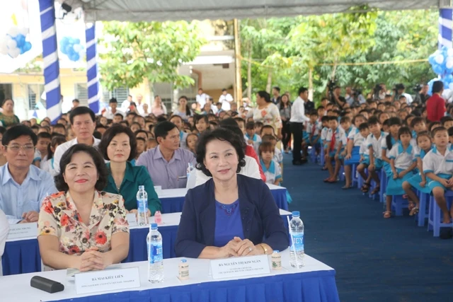 Chủ tịch QH Nguyễn Thị Kim Ngân tại chương trình trao sữa tặng trẻ em TP Cần Thơ. Ảnh: NGỌC THIỆN (TTXVN)