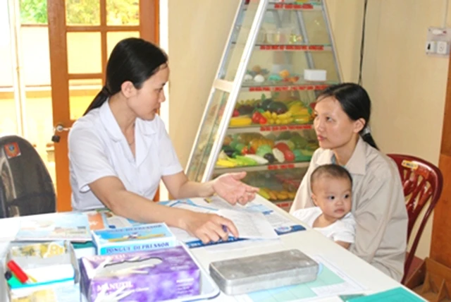 Cán bộ Trung tâm chăm sóc sức khỏe sinh sản tỉnh Yên Bái tư vấn chế độ dinh dưỡng cho bà mẹ có con dưới năm tuổi.