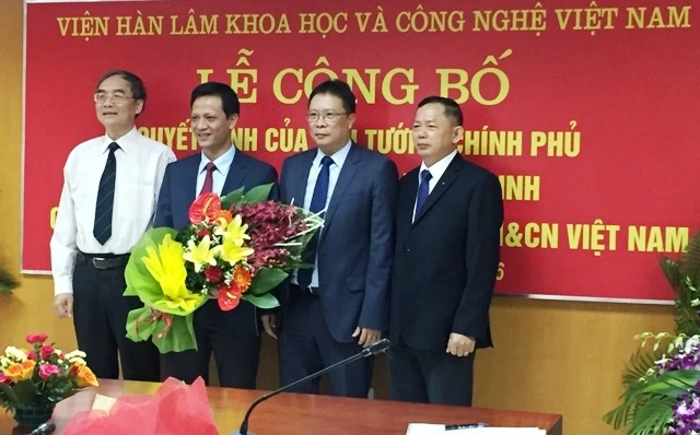 Ban lãnh đạo VHLKH và CN Việt Nam tặng hoa chúc mừng Phó Chủ tịch Phan Ngọc Minh.