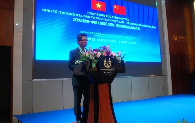 Đại diện lãnh đạo ĐSQ Việt Nam tại Trung Quốc phát biểu khai mạc.