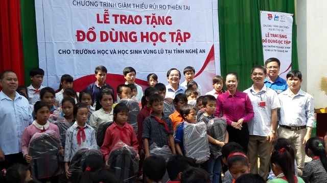 Trao tặng quà cho học sinh dân tộc thiểu số vùng sâu vùng xa Tam Hợp huyện Tương Dương.