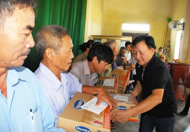 Đại diện Vinamilk trao quà cứu trợ cho các hộ dân bị thiệt hại nặng trong đợt mưa lũ vừa qua tại huyện Cẩm Xuyên (Hà Tĩnh).