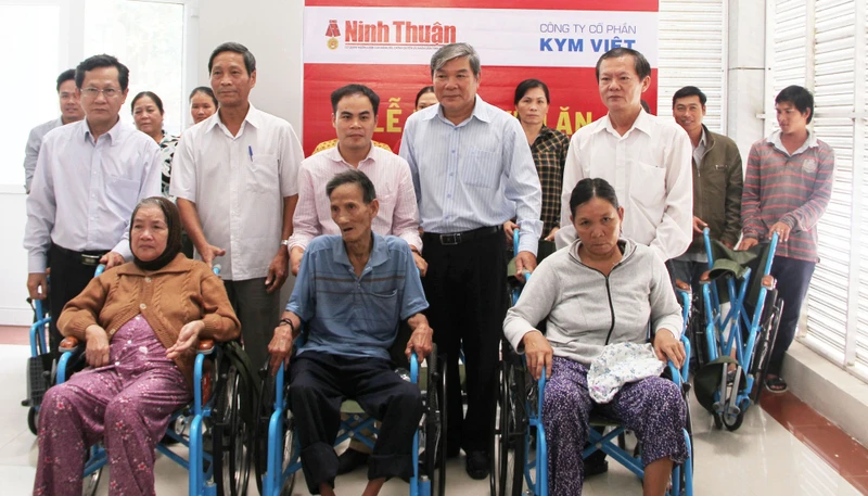 Trao 30 xe lăn cho người khuyết tật nghèo ở Ninh Thuận