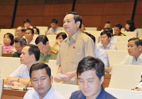 Đại biểu Nguyễn Văn Sơn (Hà Tĩnh) phát biểu ý kiến tại hội trường Quốc hội, sáng 25-10. (Ảnh: ĐĂNG KHOA)