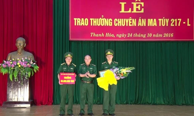 Lãnh đạo Bộ Tư lệnh Bộ đội Biên phòng trao tặng Bằng khen cho ban chuyên án.