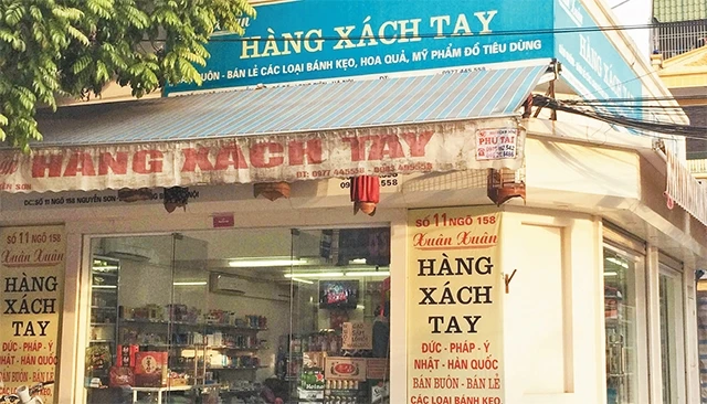 Một shop kinh doanh hàng xách tay ở phố Nguyễn Sơn, Long Biên (Hà Nội). Ảnh: Minh Trí 