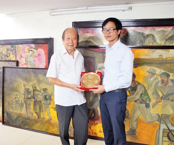 Giám đốc Bảo tàng Hà Nội Nguyễn Tiến Đà trao chứng nhận hiến tặng hiện vật cho họa sĩ Phùng Di Thuần (bên trái).