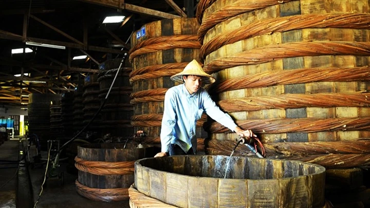 Nước mắm truyền thống đang vất vả tìm chỗ đứng. Ảnh: Đình Hòa