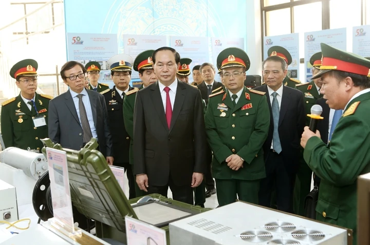 Chủ tịch nước Trần Đại Quang tham quan Khu trưng bày các sản phẩm khoa học công nghệ của Học viện Kỹ thuật Quân sự. 