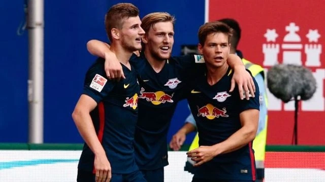 Các cầu thủ Leipzig ăn mừng chiến thắng.