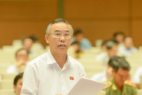 Đại biểu Phùng Đức Tiến (Hà Nam) phát biểu tại hội trường.