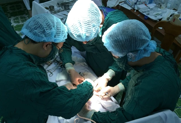  Mổ cấp cứu ngư dân viêm ruột thừa nguy hiểm trên biển