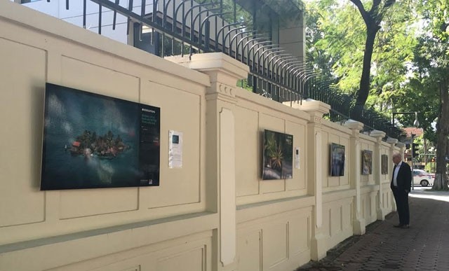 Các tác phẩm được treo trên tường bao quanh khuôn viên Đại sứ quán Pháp tại số 57 Trần Hưng Đạo. 