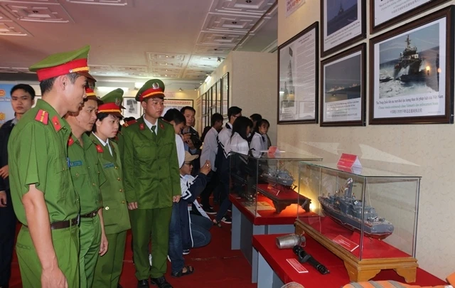 Triển lãm “Hoàng Sa, Trường Sa của Việt Nam - Những bằng chứng lịch sử và pháp lý” tại Hà Nam