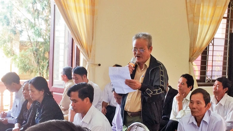 Người dân xã Trạch Mỹ Lộc phát biểu tại buổi đối thoại với đồng chí Bí thư Huyện ủy.