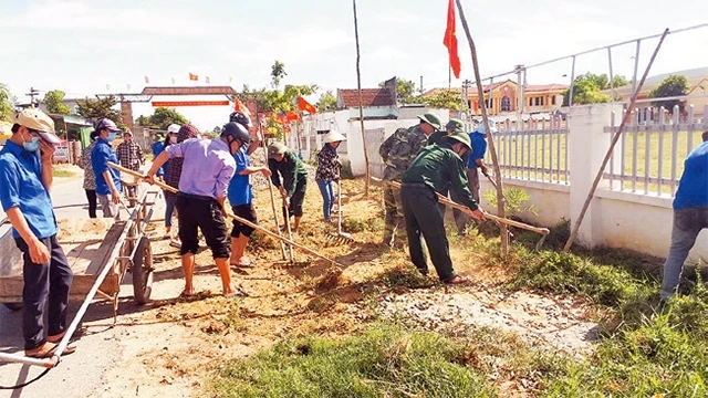 Cán bộ Ban Chỉ huy quân sự huyện Lộc Hà (Hà Tĩnh) tham gia giúp người dân xã An Lộc xây dựng nông thôn mới.
