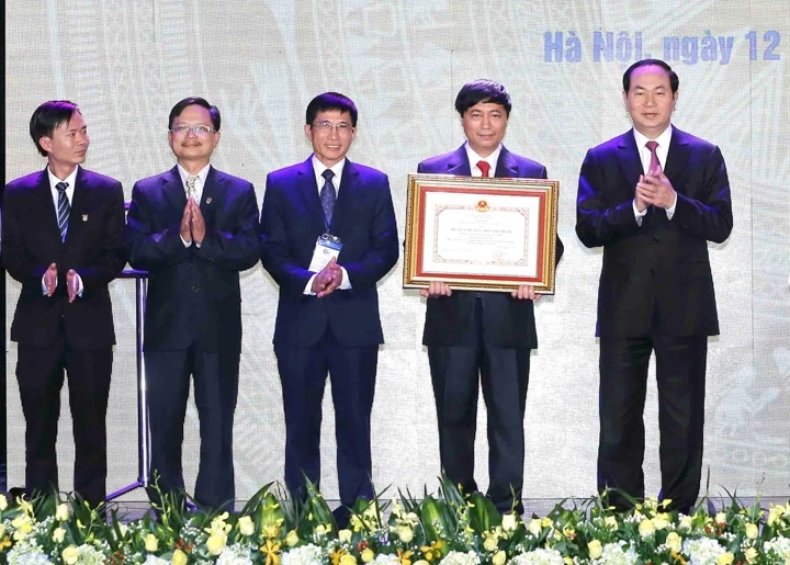 Chủ tịch nước Trần Đại Quang trao Huân chương Hồ Chí Minh tặng Trường đại học Khoa học tự nhiên. Ảnh: AN ĐĂNG (TTXVN)