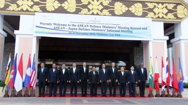 Đại tướng Ngô Xuân Lịch, Ủy viên Bộ Chính trị, Bộ trưởng Bộ Quốc phòng Việt Nam (thứ hai từ phải sang) cùng các đại biểu tham dự ADMM hẹp.