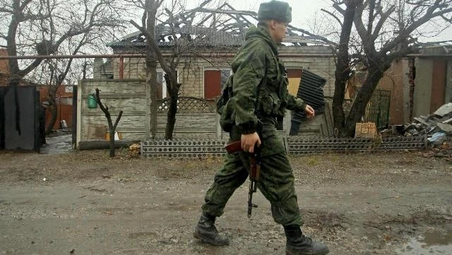 Nhà cửa bị phá hủy bởi giao tranh ở Donetsk, miền đông Ukraina. (Ảnh: Reuters)