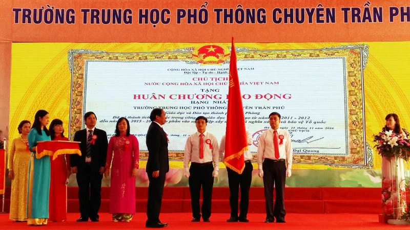 Trường TPPT chuyên Trần Phú (Hải Phòng) kỷ niệm 30 năm thành lập (1986 - 2016) và đón nhận Huân chương Lao động hạng nhất.