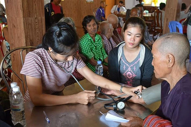 Đoàn thiện nguyện Việt Nam khám bệnh, cấp thuốc miễn phí cho người nghèo tại Campuchia