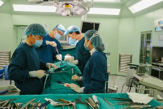 Các bác sĩ đang thực hiện ca phẫu thuật cột sống với sự hỗ trợ của hệ thống công nghệ O-arm.