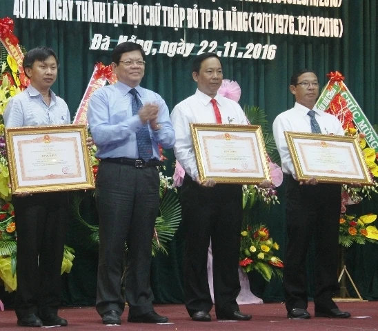 Anh Hòa (thứ hai, từ phải qua) nhận Bằng khen của Thủ tướng.