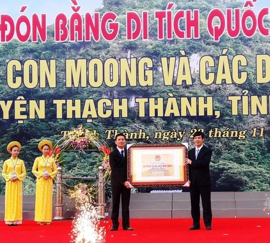 Lễ đón bằng di tích quốc gia đặc biệt hang Con Moong và các di tích phụ cận.