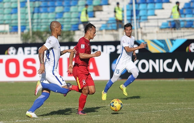 Tiền vệ Trọng Hoàng (áo đỏ) đột phá qua hàng hậu vệ Ma-lai-xi-a ghi bàn thắng cho đội tuyển Việt Nam. Ảnh: VIỆT LONG