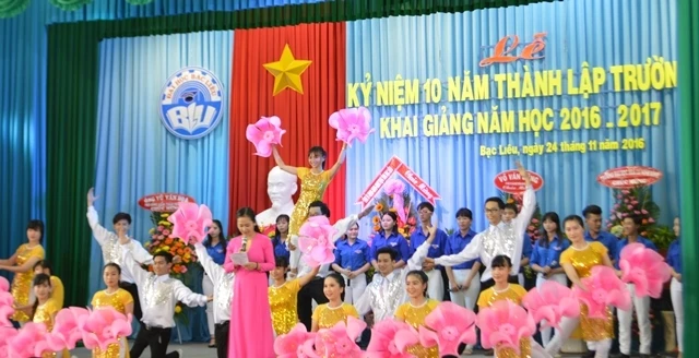 Một tiết mục văn nghệ mừng kỷ niêm 20 năm thành lập Trường Đại học Bạc Liêu.