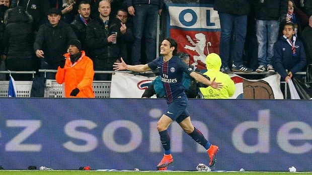 Edinson Cavani ăn mừng bàn ấn định chiến thắng 2-1 cho PSG. (Ảnh: Reuters).