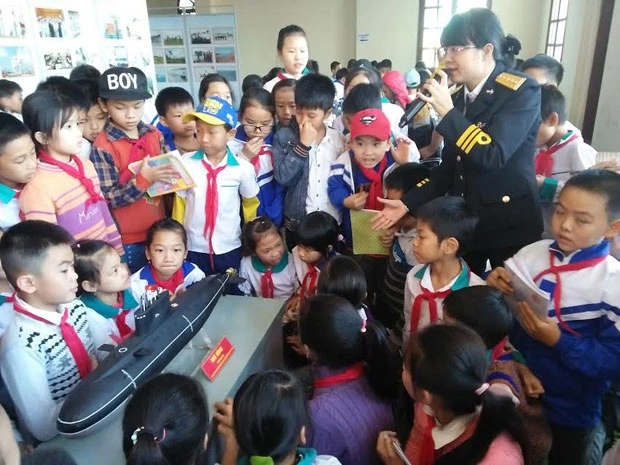 Cán bộ Bảo tàng Hải quân Việt Nam khẳng định chủ quyền hai quần đảo Hoàng Sa và Trường Sa là của Việt Nam đối với học sinh TP Bắc Cạn.